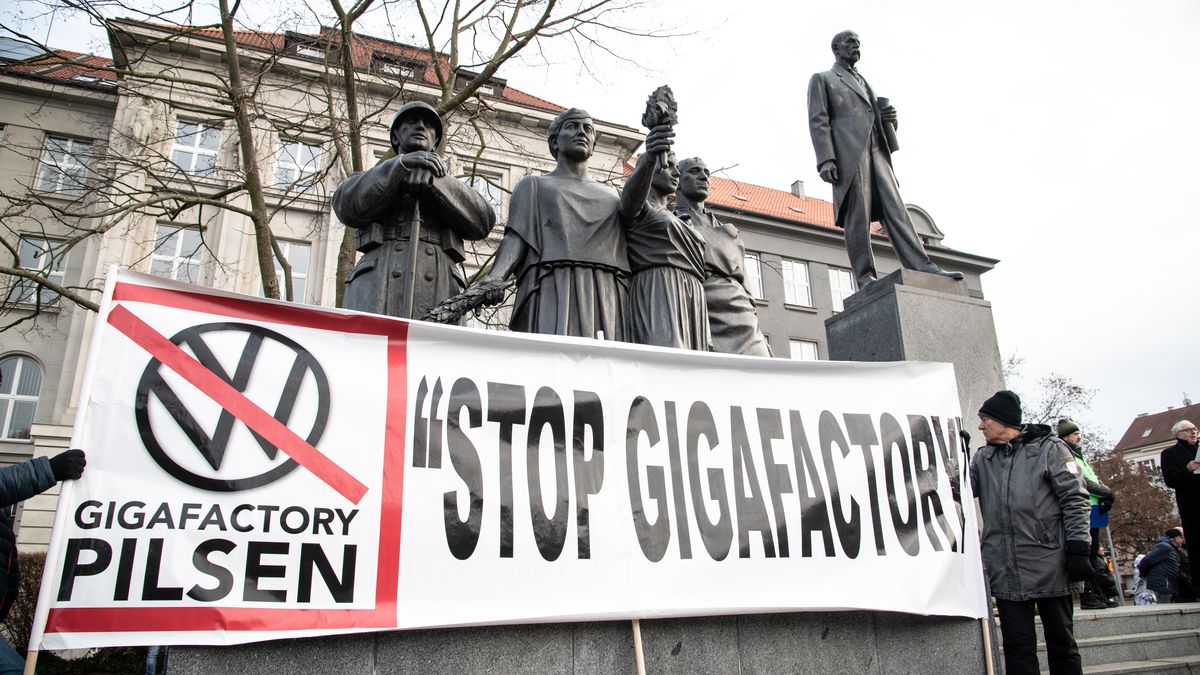 FOTO: V Plzni se protestovalo proti stavbě gigafactory. Letci nejsou spokojeni s přístupem vlády